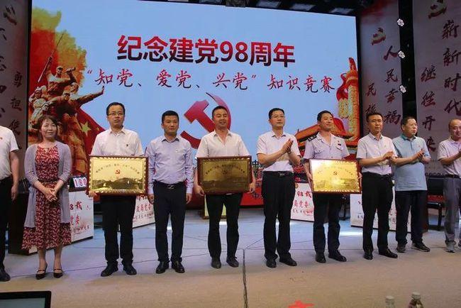 时尚拼接牛仔裤